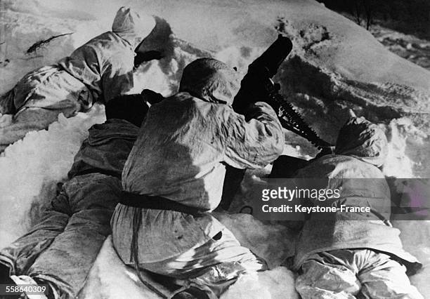 Soldats finlandais, en tenue blanche, dissimulés dans la neige pendant la guerre d'hiver ou guerre soviéto-finlandaise, en Finlande, circa 1940.