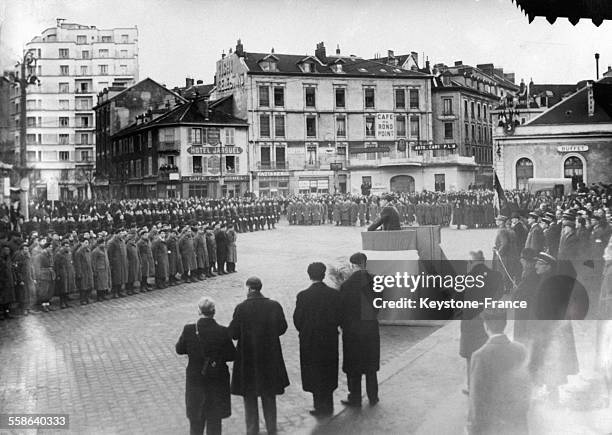 Cérémonie d'accueil pour le retour des 136 soldats français qui étaient prisonniers en Italie, à Grenoble, France, le 18 décembre 1941.