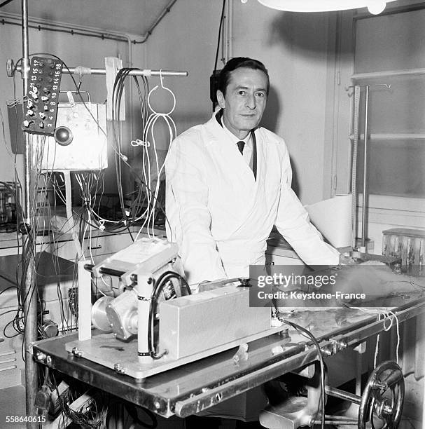 Le docteur Henri Laborit photographié dans son laboratoire de recherche à l'hôpital Boucicaut à Paris, France, le 22 janvier 1966.