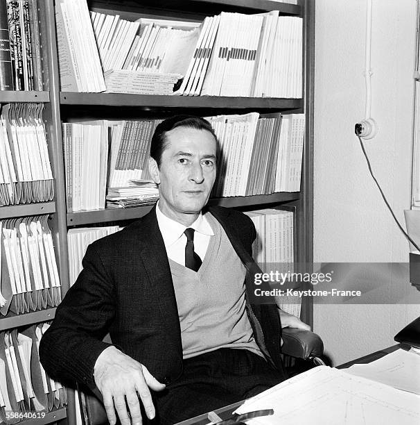 Le docteur Henri Laborit photographié à son bureau à l'hôpital Boucicaut à Paris, France, le 22 janvier 1966.