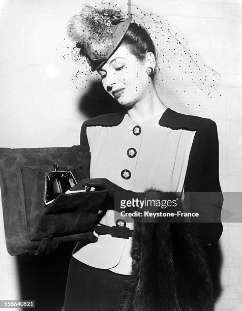 Modele de sac a main miniature, en France, en 1942.