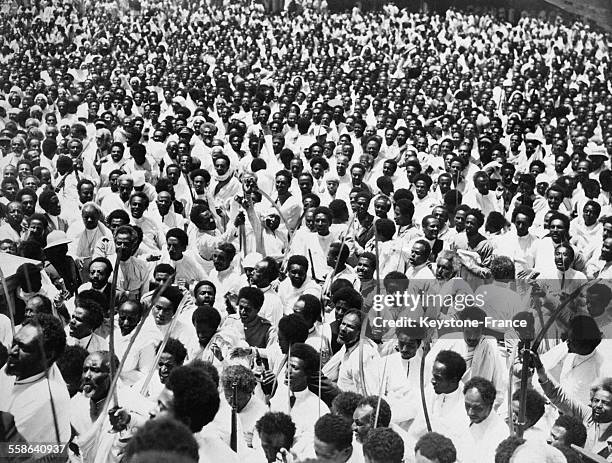 Guerriers abyssins vêtus de blanc avec leur armement primitif sur le frond sud, apres avoir repousse une attaque italienne, le 10 octobre 1935, en...