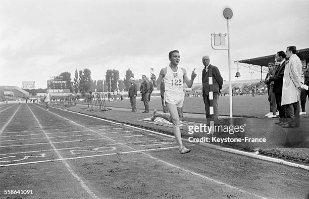 Athlète français Michel Jazy pendant le 5000 mètres lors de la rencontre d'athlétisme France-Finlande-Grande-Bretagne à Colombes, France en octobre...