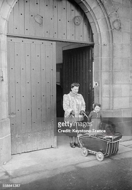 Madame Jean Zay et ses deux enfants quittant la prison où est interné Jean Zay, à Riom, France en 1942.