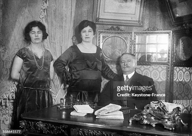 Portrait du prince aveugle Louis de Bourbon, petit-fils du roi Louis XVII, avec sa femme et sa fille en 1929 a Argenteuil, en France.