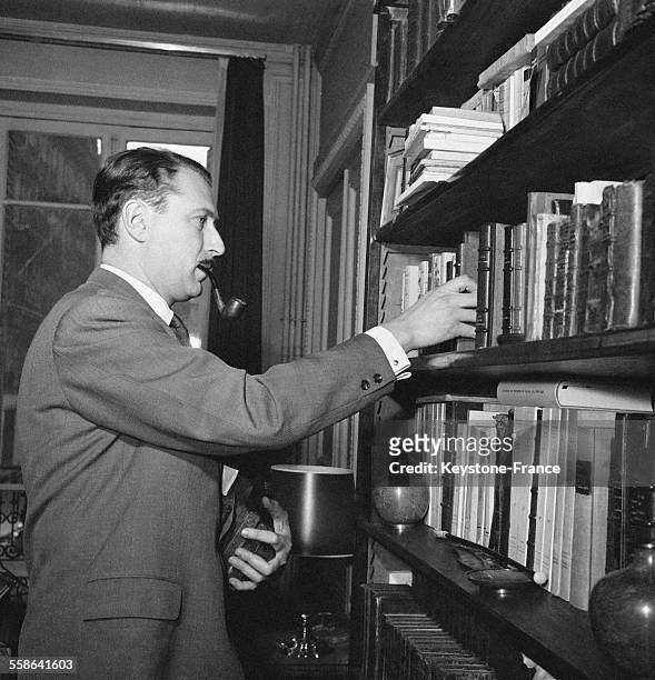 écrivain Jean Dutourd, nommé au Goncourt pour son livre 'Doucin', photographié chez lui à Paris, France le 29 novembre 1955.