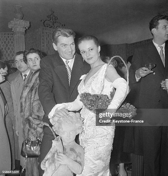 Jeanne Moreau et Jean Marais venus fêtés avec leurs partenanaires la 400ème représentation de la pièce Pygmalion dans la boutique d'un grand...