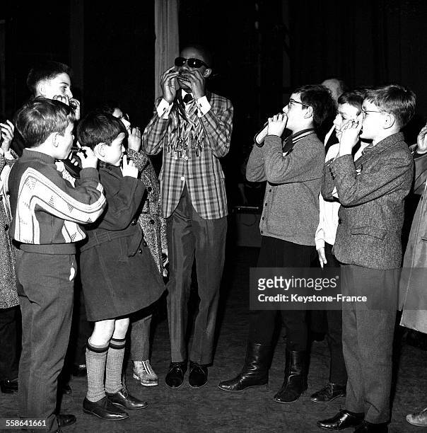 Le jeune musicien et chanteur Stevie Wonder a reçu un harmonica en or de la part de 20 jeunes garçons parisiens représentant chacun un arrondissement...