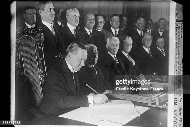 Le president des Etats-Unis Calvin Coolidge signe le pacte Kellogg-Briand a la Maison Blanche en 1928 a Washington, Etats-Unis.