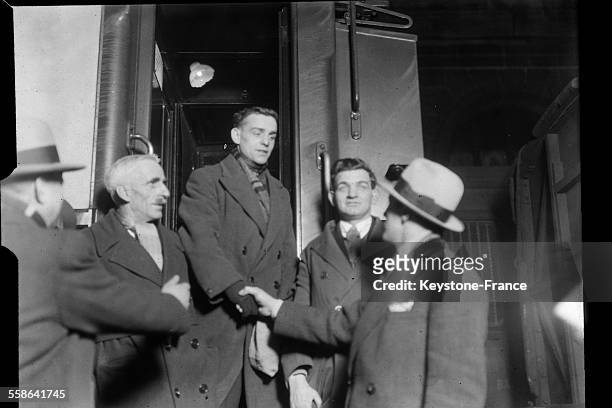 Johnny Hill, premier champion du monde de boxe ecossais, arrive en train a Paris en janvier 1929, en France.