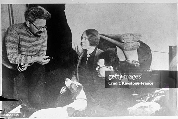 Leon Trotsky en compagnie de son épouse, Natalia Sedova, et de son fils, Lev Sedov, en exil en 1929 en Allemagne.