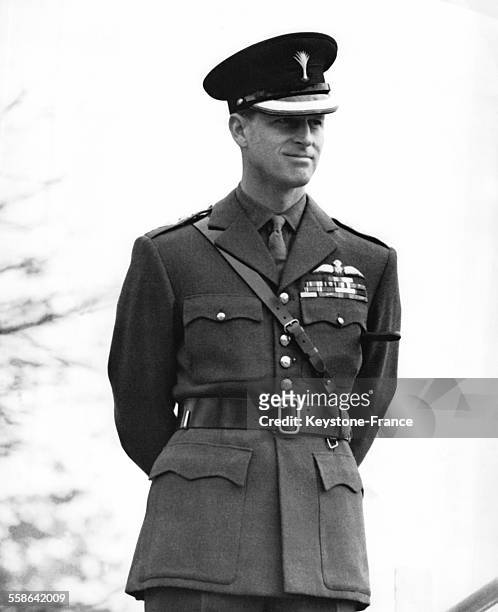 Le Duc D'Edimbourg en visite a la Reserve de la Garde le 4 movembre 1954 a Caterham, Royaume-Uni.