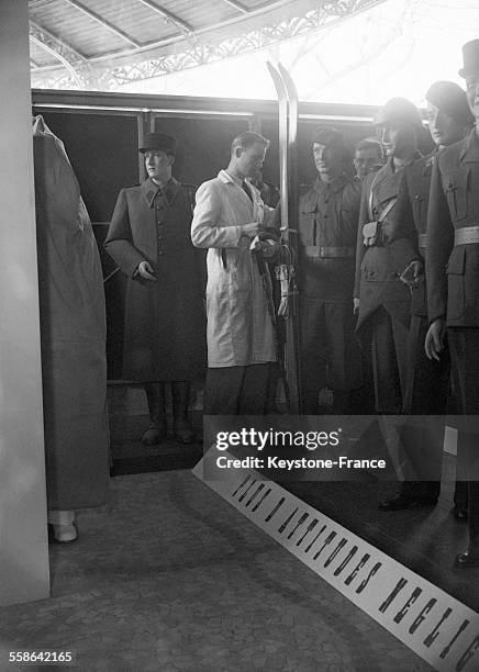 Les nouvelles tenues militaires présentées dans l'exposition de l'Armée nouvelle organisée dans le but de montrer au public le caractère nouveau de...