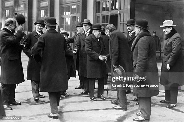 Aristide Briand, à la gare en partance pour Genève, est salué par Lucien Hubert et Henry Pathé à Paris, France le 12 janvier 1930.