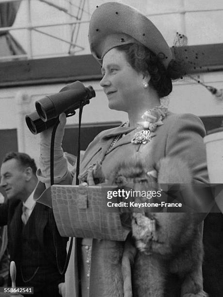 La Reine Elizabeth sur le pont du paquebot Queen Elizabeth observe le passage du Firth of Clyde ecossais le 9 octobre 1946 au Royaume-Uni.