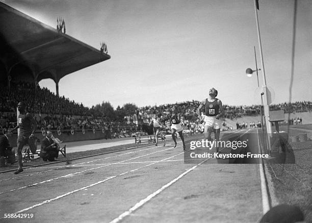 Arrivée du 200 mètres gagnés par Tala Kamara , pendant la Fête de l'Athlétisme au stade de Vichy, France, circa 1940.