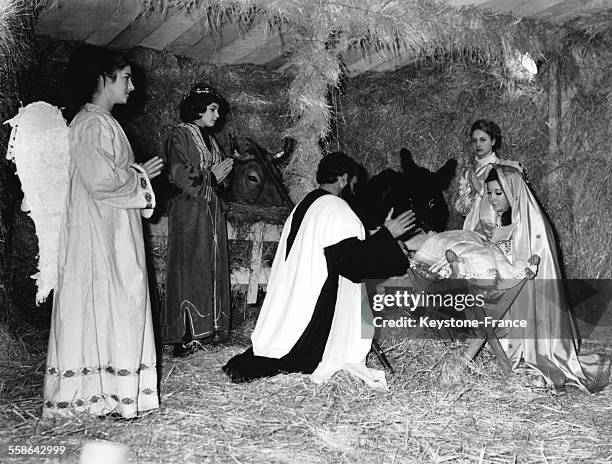 Reconstitution vivante des scenes de la Natalite, ici, un des Rois Mages se rend au berceau de Jesus, a Rivisondoli, Italie, le 6 janvier 1965.