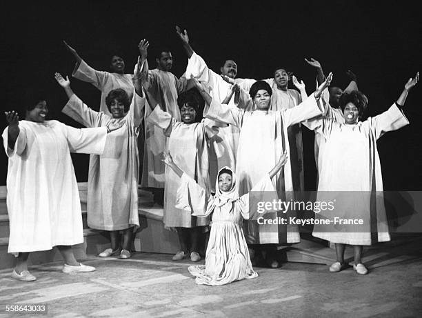 La troupe 'Black Nativity' composee exclusivement d'artistes noirs americains se produit pour la premiere fois sur la scene du Theatre des Champs...
