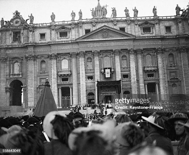 Le Pape Pie XI tient le saint sacrement place Saint-Pierre, au Vatican, Italie en janvier 1930.