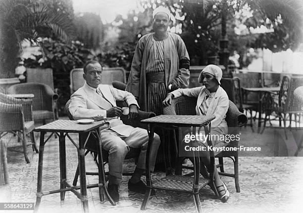 Lors de leur tour du monde, Douglas Fairbanks et sa femme Mary Pickford sont assis dans le jardin de leur hôtel au Caire, Egypte le 26 décembre 1929.