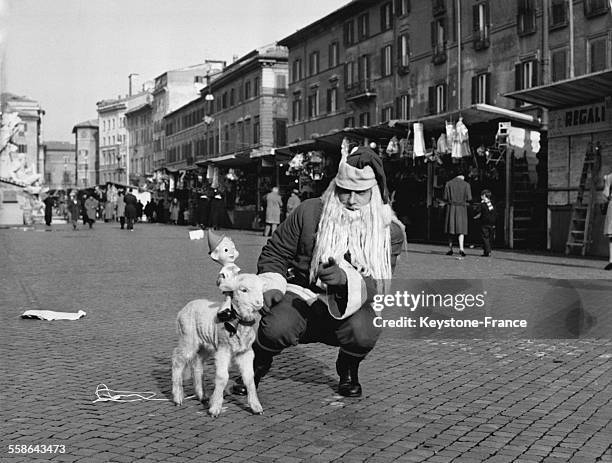 Marche de Noel et Pere Noel sur la celebre Piazza Novona, a Rome, Italie, le 17 decembre 1963.