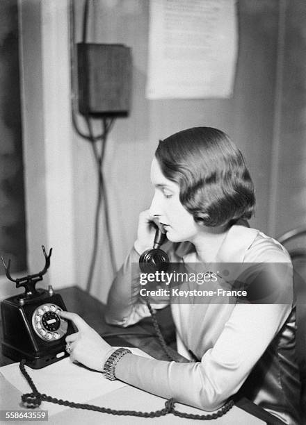 Femme au téléphone, en France en 1930.