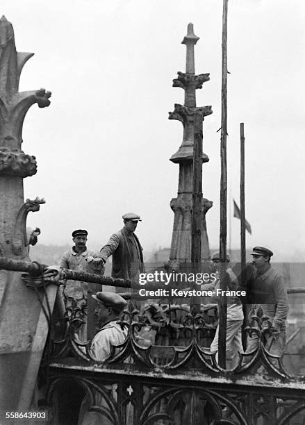 Travaux de rénovation de la Sainte-Chapelle à Paris, France en février 1930.