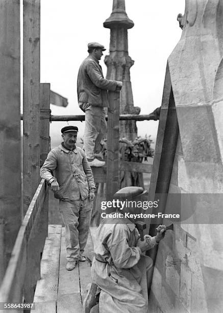 Travaux de rénovation de la Sainte-Chapelle à Paris, France en février 1930.