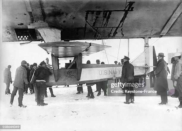 Avion sans moteur est attaché au dirigeable 'Los Angeles' pour une expérience sans précédent où à 1800 mètres d'altitude le planeur, avec deux...