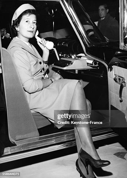 Jeune femme assise dans la 'Presidence', voiture Simca de luxe equipee d'un telephone, d'une television, d'une radio et d'une machine a ecrire le 3...