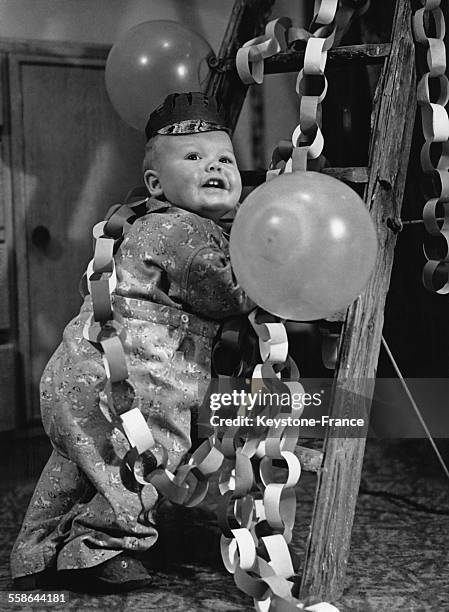 David Bruton age de 10 mois aide a decorer le sapin de Noel, au Royaume-Uni.