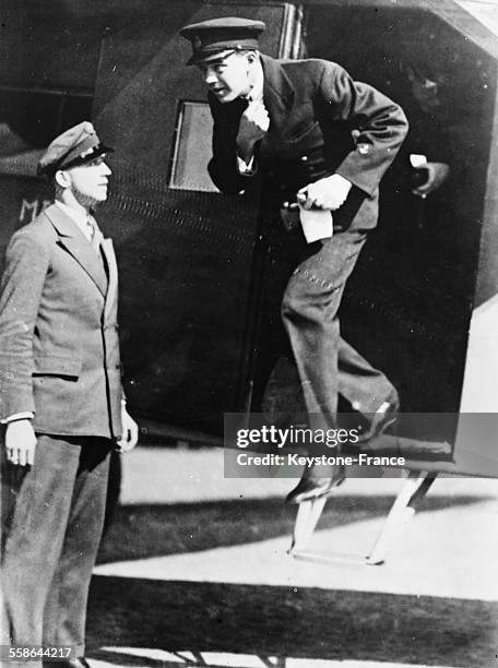 Le Prince Bertil de Suede arrive en avion pour une visite a la famille royale hollandaise a La Haye, Pays-Bas, le 21 mars 1932.