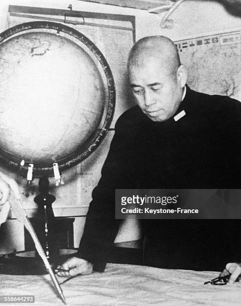 Amiral Isoroku Yamamoto photographié devant une carte d'état major en 1942.