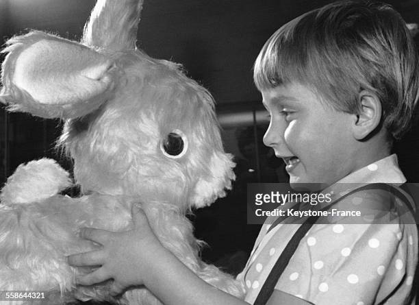 Ce petit garcon a trouve son nouveau meilleur ami avec ce magnifique lapin, le 28 novembre 1967 a Pribram, Republique Tcheque.