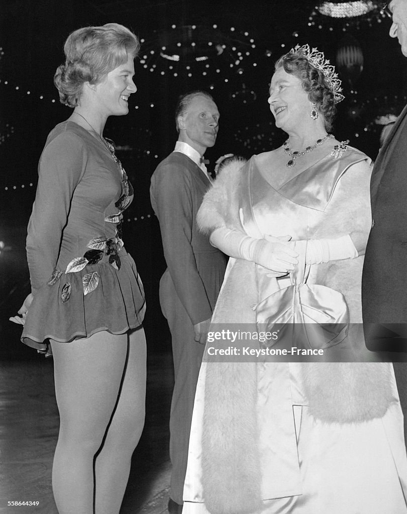 La Reine Mere Assiste A Un Gala De Patinage Artistique