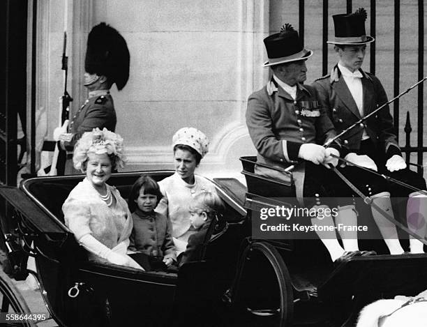 La Reine Mere accompagnee de la Princesse Anne, du jeune Prince Edward et la jeune Lady Sarah, se rend en caleche a Horse Guards pour l'anniversaire...