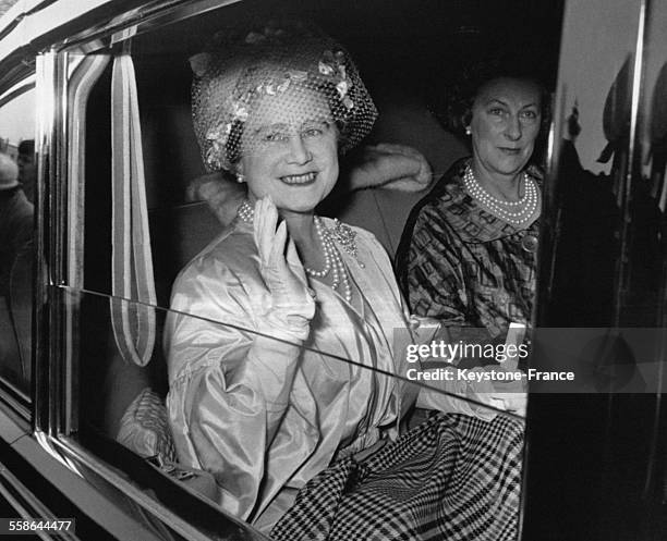 La Reine Mere Elizabeth quitte l'eglise Sainte-Anne apres le mariage du Major John Griffin, secretaire de la Princesse Margaret, et de Miss Henriette...