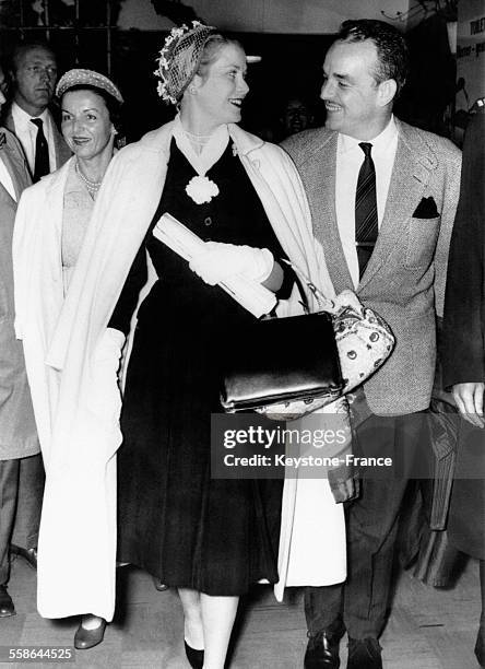 La Princesse Antoinette de Monaco, la Princesse Grace de Monaco et son époux le Prince Rainier de Monaco arrivent à l'aéroport de Copenhague pour...