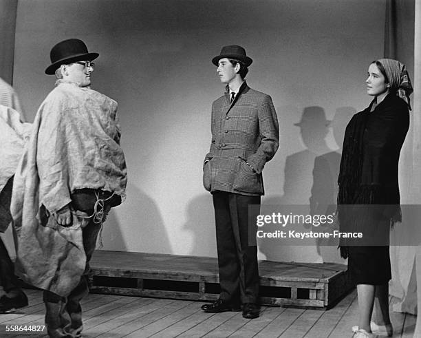 Le Prince Charles, au centre, jouant dans une piece de theatre a l'Universite, le 25 fevrier 1969 a Cambridge, Royaume-Uni.