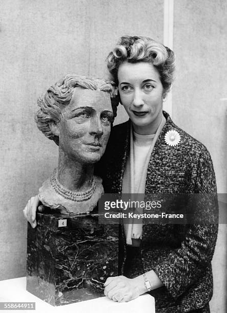 La sculptrice Eva Castle pose à côté de son son oeuvre, le buste de la Duchesse de Kent, lors d'une exposition privée à la Société des Sculpteurs de...