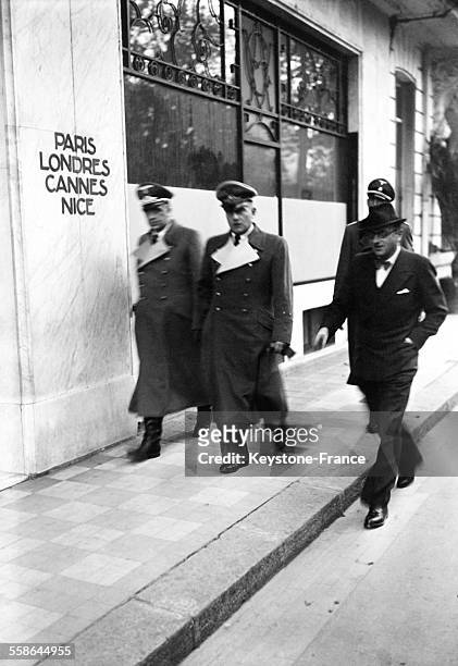Otto Abetz, l'Ambassadeur d'Allemagne, quittant l'Hôtel du Parc à Vichy, France en 1942.