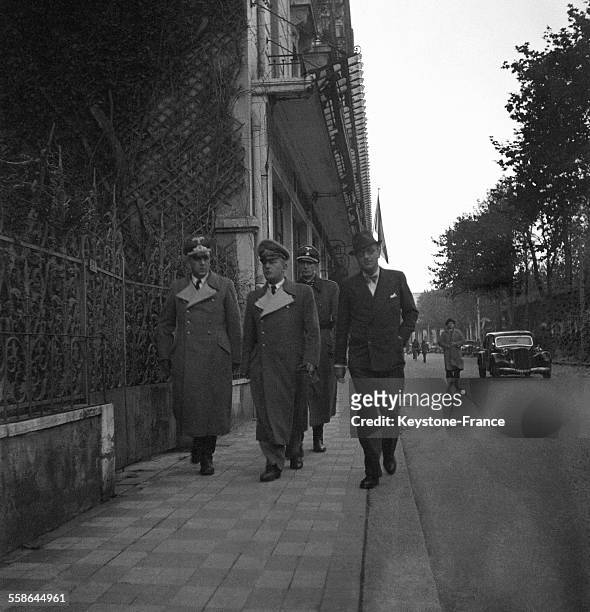 Ambassadeur de l'Allemagne à Paris, Otto Abetz, dans une rue, à Vichy, France, en 1942.
