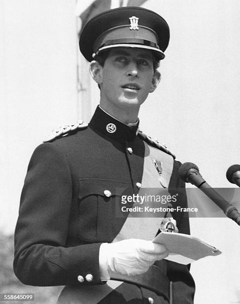 Le Prince Charles en grande tenue de Colonel en chef du Regiment Royal de Galles, le 11 juin 1969 a Cardiff, Royaume-Uni.