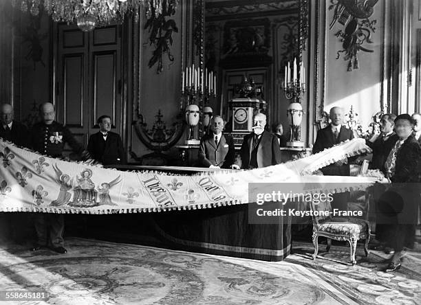 Ambassadeur d'Angleterre Lord Tyrrell remet a Paul Doumer l'etendard de Jeanne d'Arc au palais de l'Elysee, a Paris, France, le 4 mars 1932.