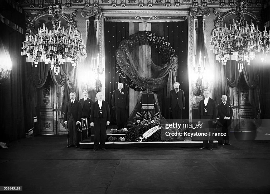 Les Presidents d'Associations d'Anciens Combattants Autour Du Cercueil D'Aristide Briand