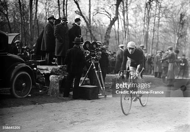 Arrivee de Camille Foucaux qui remporte pour la quatrieme fois le championnat de France de cross cyclo pedestre, dans la foret de Fontainebleau,...