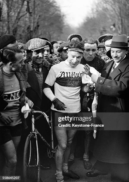 Arrivee de Camille Foucaux qui remporte pour la quatrieme fois le championnat de France de cross cyclo pedestre, dans la foret de Fontainebleau,...