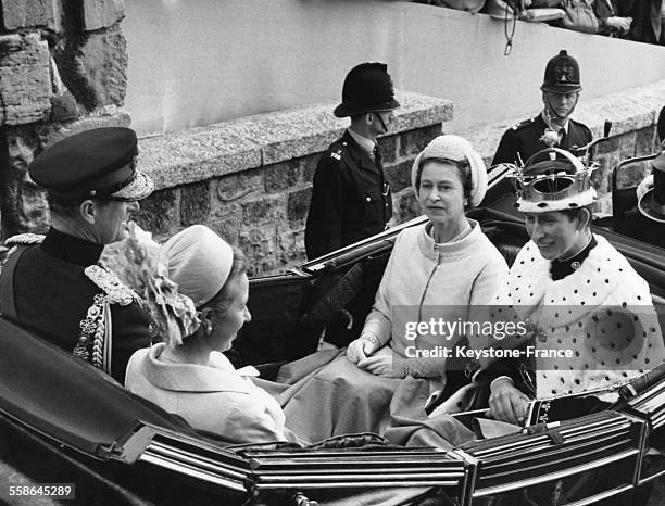 Le Prince Charles dans la caleche en route vers le Chateau de Caernarvon pour son investiture en compagnie de la Reine Elizabeth, du Prince Philip et...