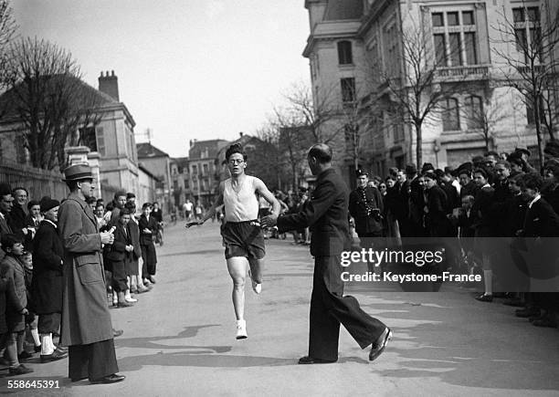 Course de relais à travers la ville, à Vichy, France, circa 1940.