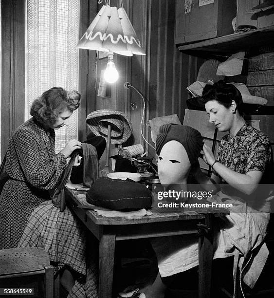 Travail chez un modiste, en France, circa 1940.